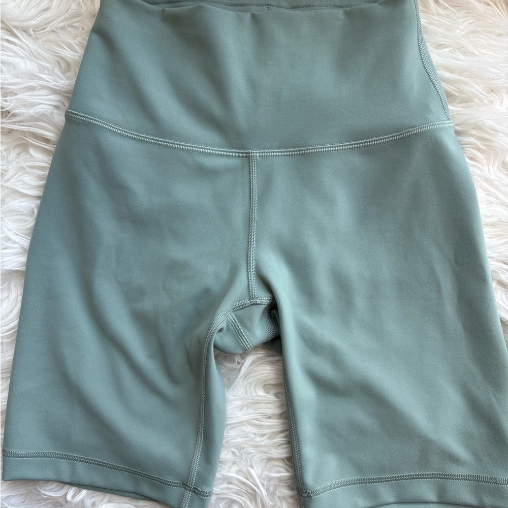 Lulu Wunder Train Contour Fit High-Waisted Shorts 8”